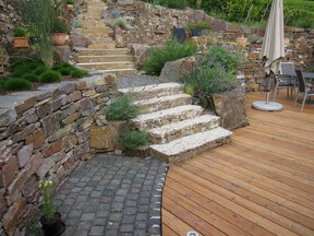 Scheuermann-Naturstein-Showroom-Blockstufen-26